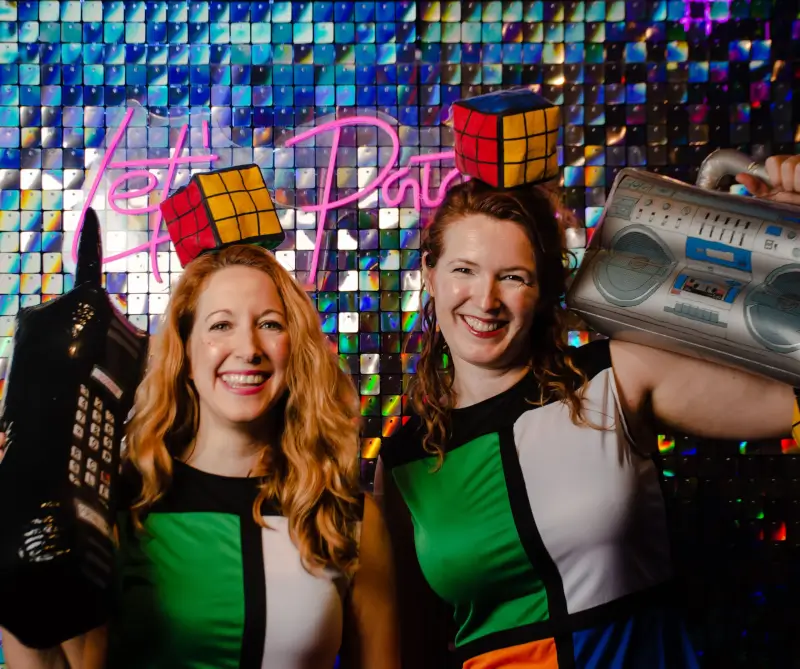 Femke en Lianne in thema kleding op het eerste feest LET's DANCE to 80's 90's en 00's